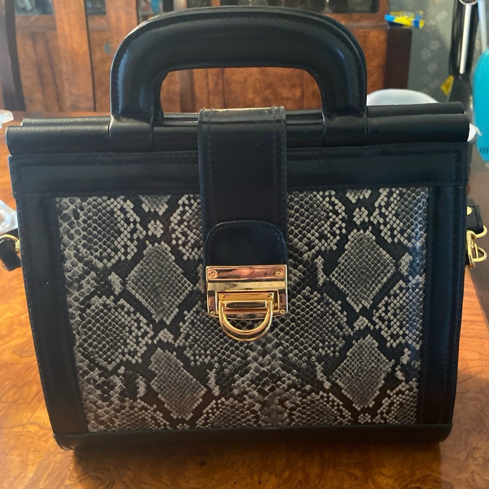 Valentino By Mario Black & Gold Leather Shoulder Bag Vintage Stylish Pattern